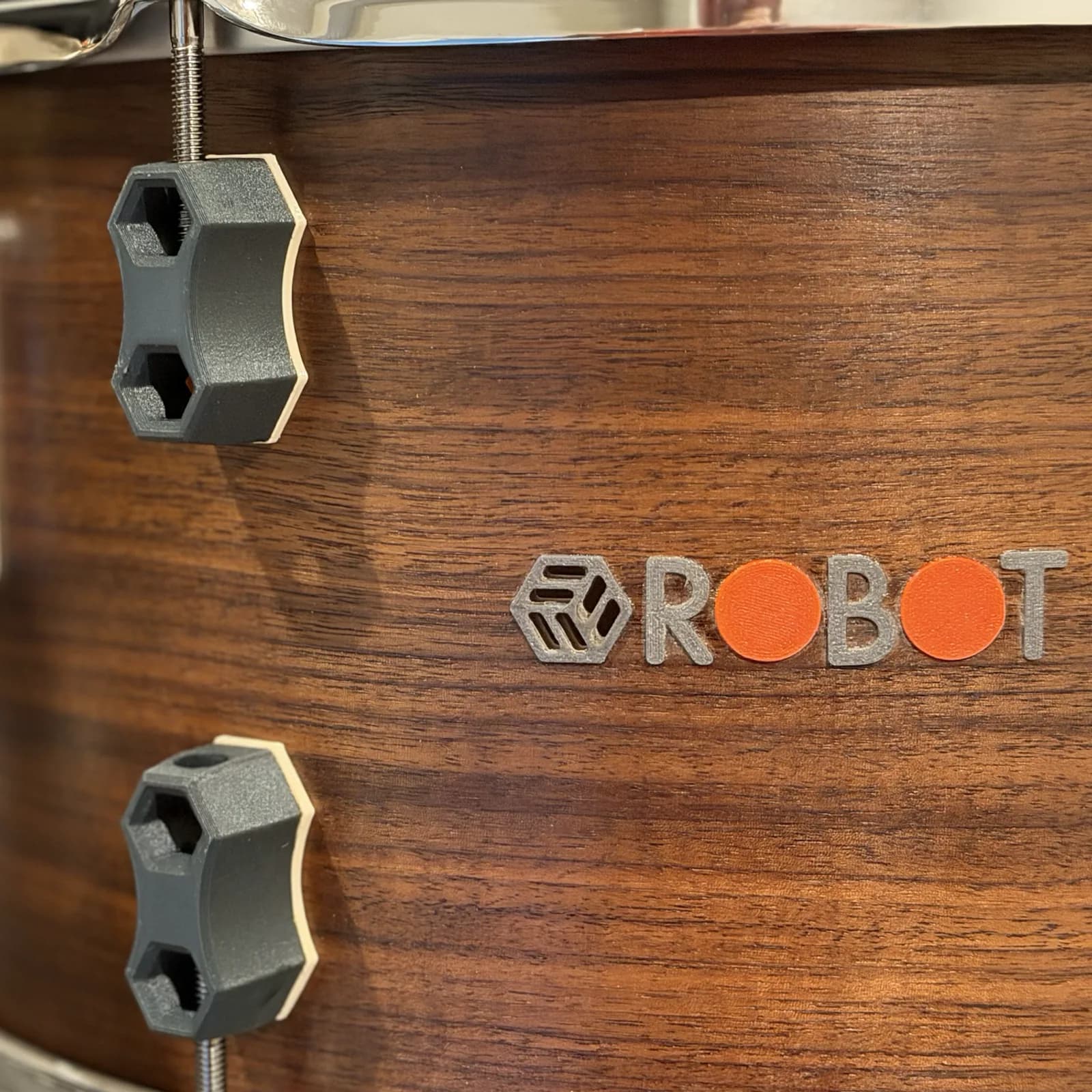 Robot Lug One hardware mounted on a wood shell beside the Robot badge.